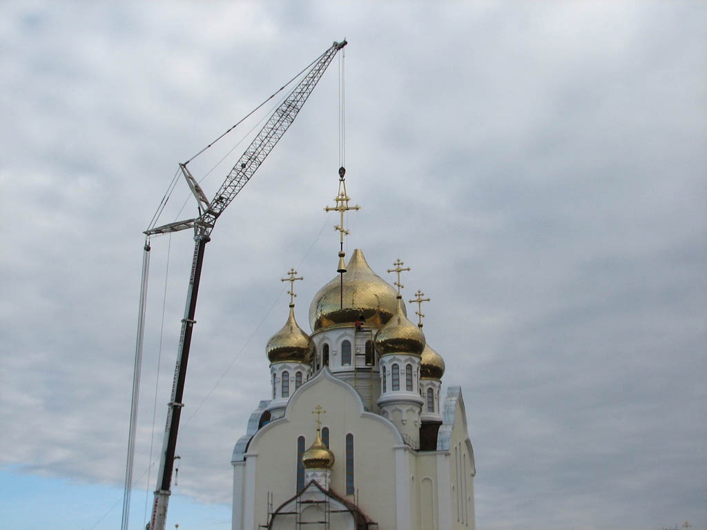 Подъем креста центрального купола. Храм Рождества Христова г.Волгодонск.
